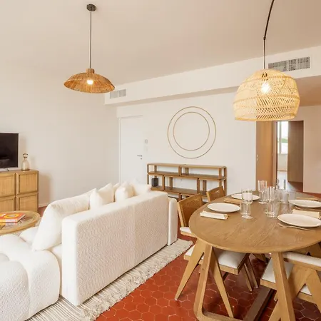 Le Quai, Vue Sur Le Port De Saint-Tropez