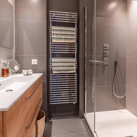 Le Quai, Vue Sur Le Port De Saint-Tropez