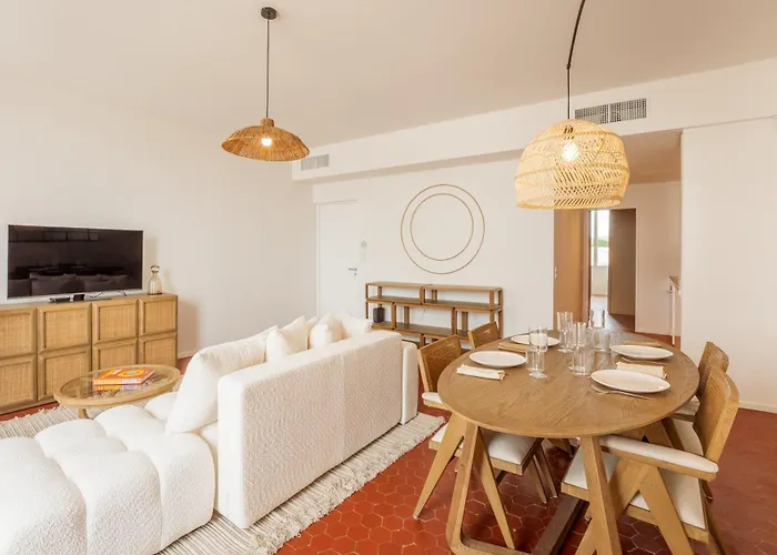 Le Quai, Vue Sur Le Port De Saint-Tropez