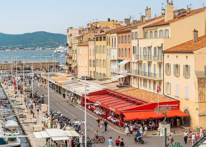 Le Quai, Vue Sur Le Port De