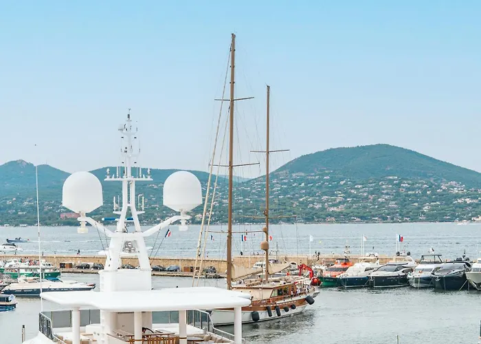 Le Quai, Vue Sur Le Port De Saint-Tropez